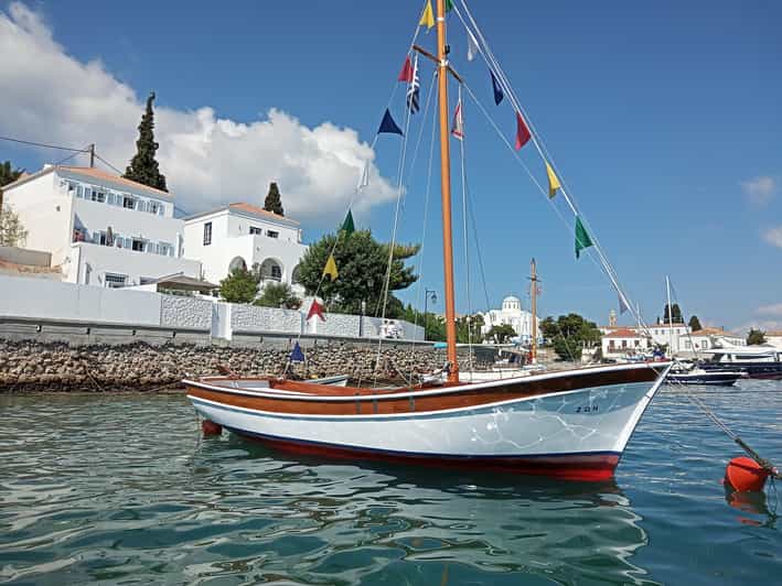 Spetses Island Boat Exploration e-kaiki - Who Will Enjoy This Spetses Electric Boat Tour?