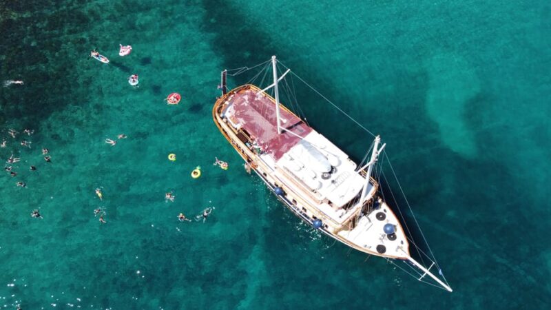 Split: All inclusive Bra & olta Island Swimming Cruise - The Crew and Their Role in the Experience