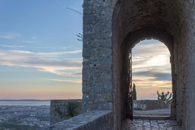Split: Sunset at Klis Fortress with Sightseeing Bus - Guides and Hosts: Knowledgeable and Friendly Support