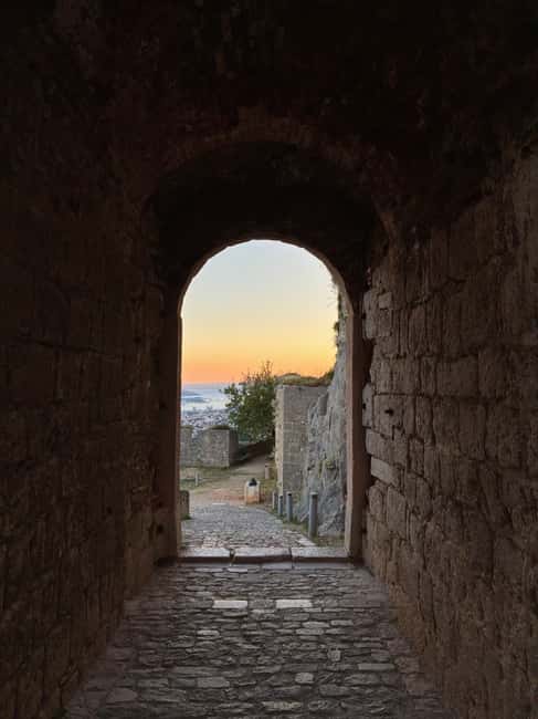 Split: Sunset at Klis Fortress with Sightseeing Bus - Accessibility and What to Bring