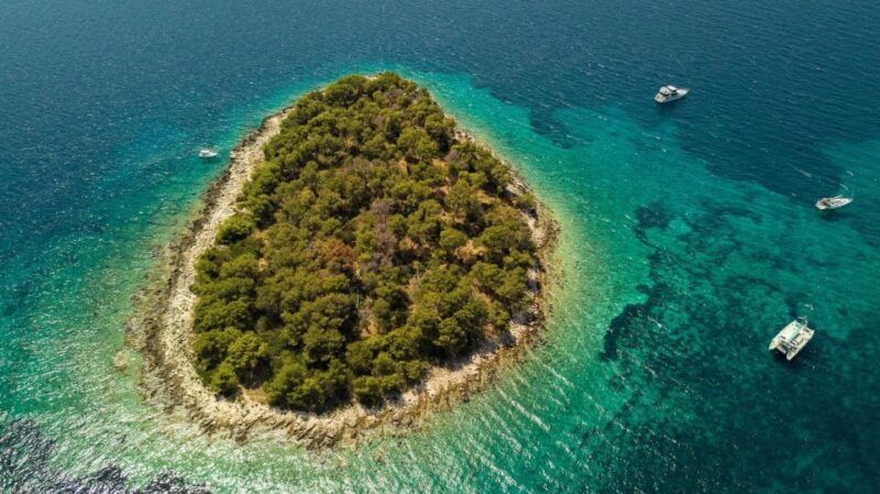 Split & Trogir: Private Blue Lagoon & Wine Tasting Boat Tour - Lunch at Stomorska, the Oldest Coastal Village