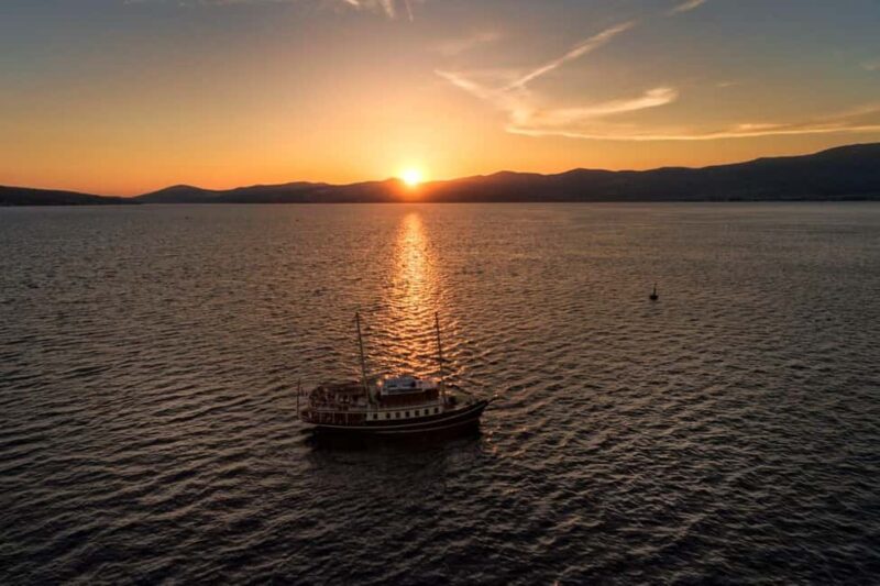 Split:Sunset Cruise with Live Music - Open Bar and Unlimited Drinks on Deck