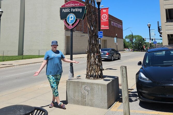 Springfield Missouri Scavenger Hunt Walking Activity - Snapping Photos with Springfields Iconic Sculptures