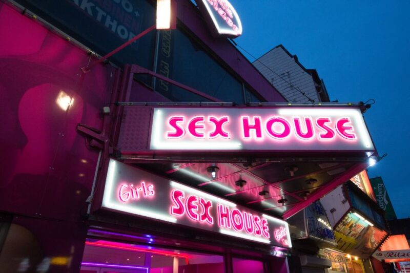 St. Pauli Nightlife Tour with Drag Queen in German - Visiting Olivia Jones Dollhouse and Local Drag Queens