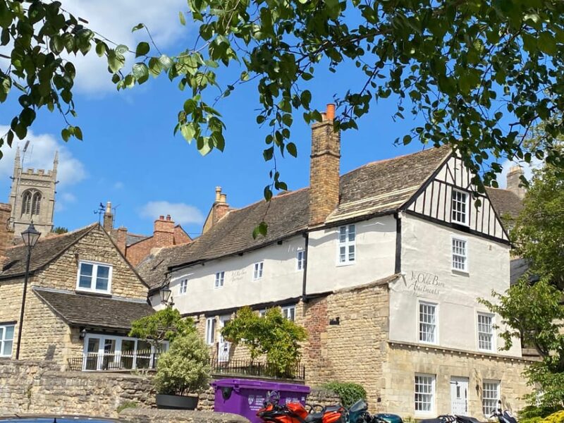 Stamford: Guided Walking Tour of Stamford - From the Town Hall to Historic Churches
