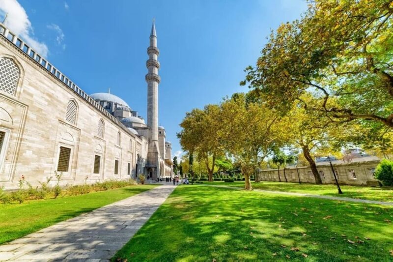 stanbul: Bus Tour with Cable Car, Bosporus Cruise, & Lunch - Discovering Ottoman Architecture at the Süleymaniye Mosque