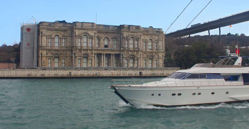 stanbul: Sunset Cruise with Refreshments - The Luxurious Yacht Fleet and Its Features