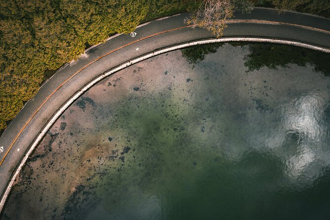 Stanley Park Self Guided Walking Tour - Iconic Landmarks: Totem Poles and Brockton Point Lighthouse