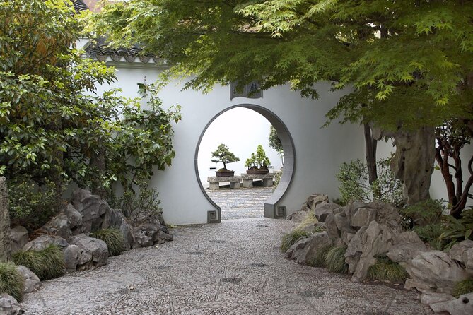 Staten Island Walking Tour and Slice of Pizza - The Saint George Theater and Local Landmarks