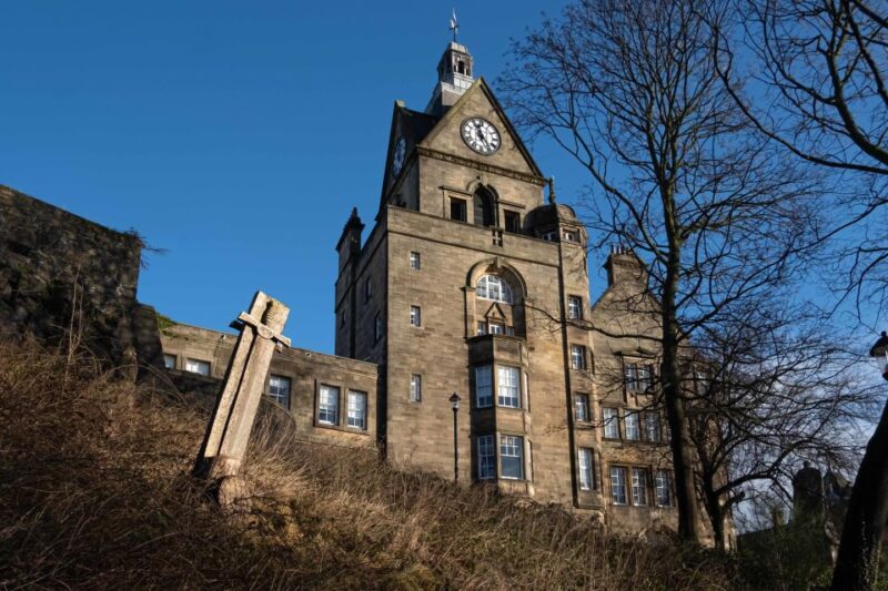 Stirling: Historical Walking Tour in Spanish - Top Sights on the Walk: From the Mercat Cross to the Old Cemetery