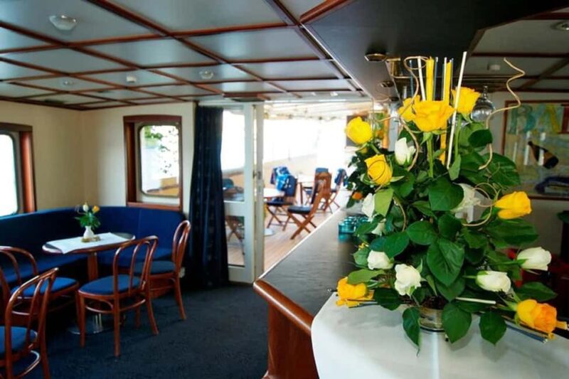 Stockholm: 2-Hour Walking Tour + 2.5-Hour Archipelago Cruise - Discover Stockholm from Land and Sea in One Excursion