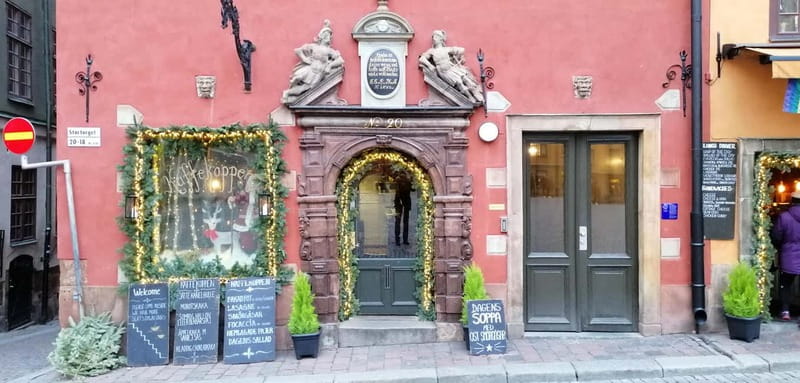 Stockholm: A Beauty On The Water - Old Town Walk & Boat Trip - Exploring Stockholms Historic Old Town