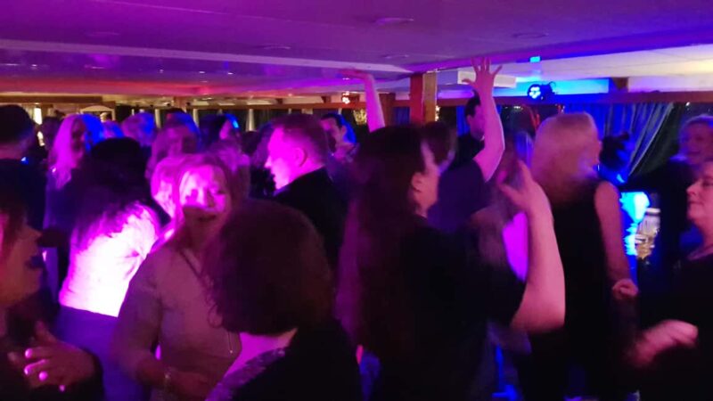 Stockholm All-You-Can-Eat Shrimp or Tacos Cruise & Coverband - The Atmosphere and Live Music Experience