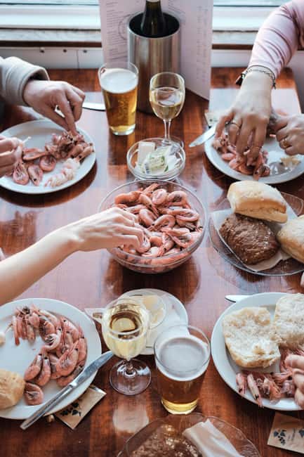 Stockholm All-You-Can-Eat Shrimp or Tacos Cruise & Livemusic - Choosing Between Shrimp and Tacos: What’s on the Menu?