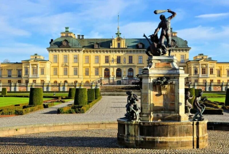 Stockholm: Guided Bike Tour - Crossing Bridges to the Royal and Political Landmarks