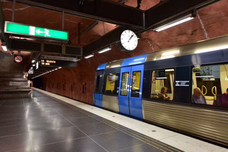 Stockholm Metro Tour - Changing to the Green Line at Fridhemsplan