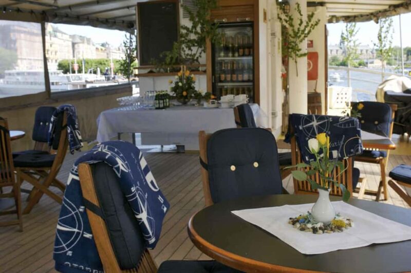 Stockholm: Midsummer Archipelago Boat Tour Live Guide DE/EN - Food, Drinks, and Connectivity Onboard
