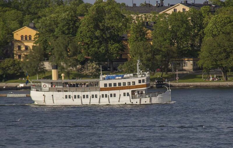 Stockholm: Midsummer Archipelago Boat Tour Live Guide DE/EN - Learning from the Guides: Stories and Humor