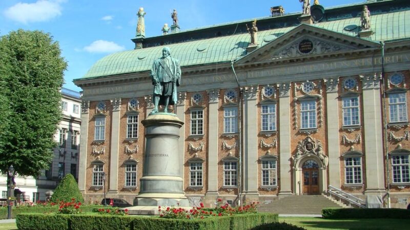 Stockholm: Old Town Walking Tour and the Vasa Museum - Wandering through Gamla Stan’s Medieval Streets