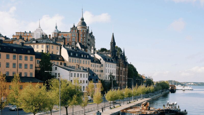 Stockholm: Old Town Walking Tour, stories and secrets - Iconic Statues and City Secrets on Österlånggatan and Järntorget