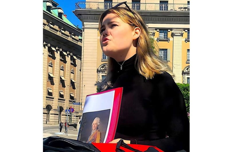 Stockholm: Old Town Walking Tour with Local Guide - Walking Through Gamla Stan’s Medieval Streets