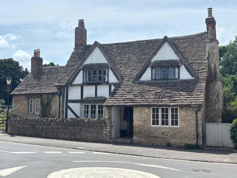 Stonehenge and Avebury stone circles. Guided tours - Immerse Yourself in Avebury’s Sprawling Stone Circle
