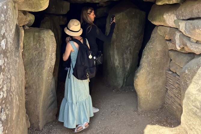 Stonehenge and The Stone Circles of Avebury Day Trip from London - The Experience on the Coach: Commentary and Atmosphere