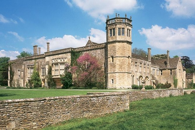 Stonehenge, Avebury,Cotswolds. Small group day tour from Bath - Discovering the Charm of Castle Combe