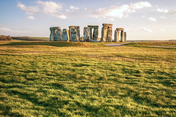 Stonehenge Private Immersive Audio Guide - No Wi-Fi, No Problem: Offline Access and GPS Hotspots