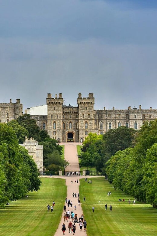 Stonehenge Windsor Castle: Private tour - Windsor Castle: The Royal Residence and Architectural Wonder
