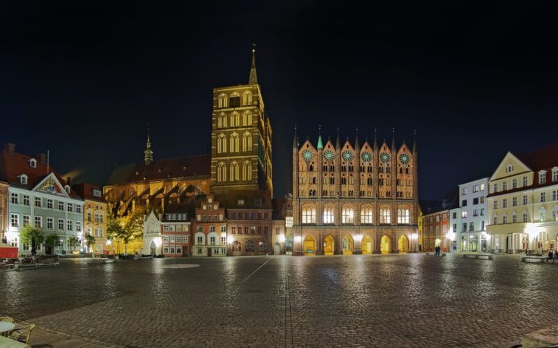 Stralsund: Old Town Evening Tour with a Night Watchman - The Atmosphere: Night Vibes and Storytelling