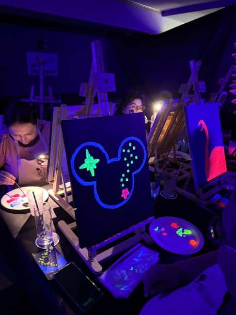 Strasbourg: Painting in the dark workshop with drinks - Logistics: How the Workshop Runs and What’s Included