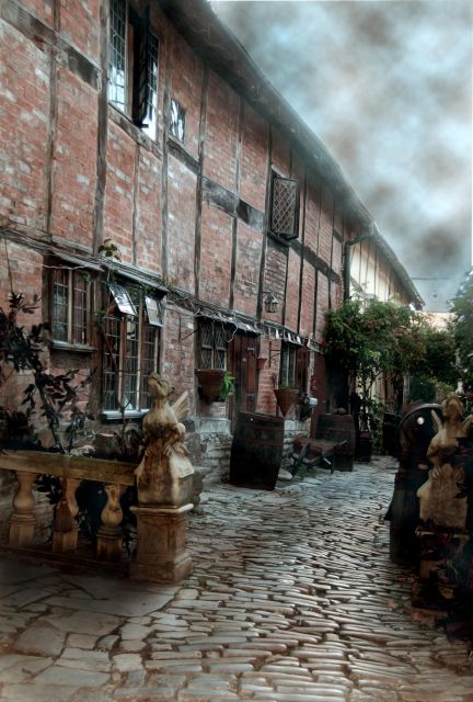 Stratford-upon-Avon: Lantern-Lit Ghost Tour at Tudor World - The Atmosphere and Setting of the Tour