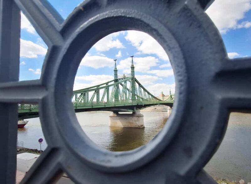 Street photography with your smartphone, tour of Budapest - Accessibility and Flexibility of the Tour