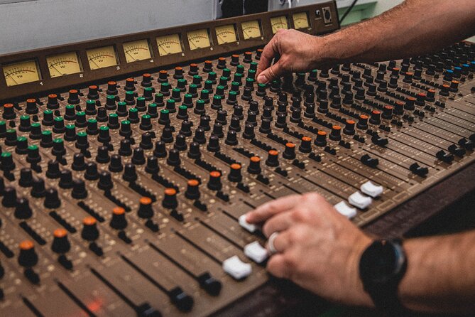 Stuck in the 90s A Nostalgic Music Experience - Key Points