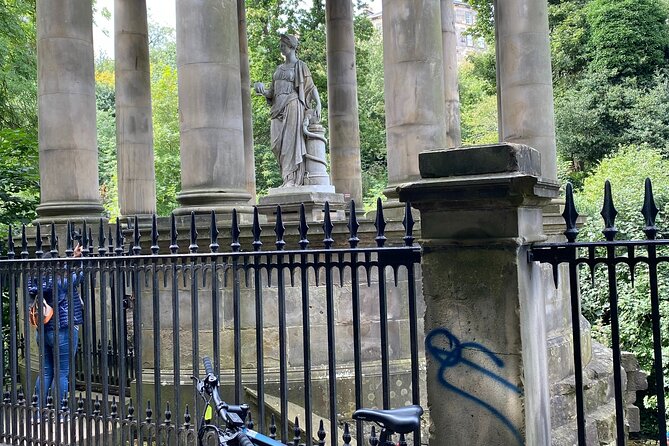 Stunning Edinburgh E-bike Tour max 10 people small group - Navigating Edinburgh’s Streets with Expert Guides