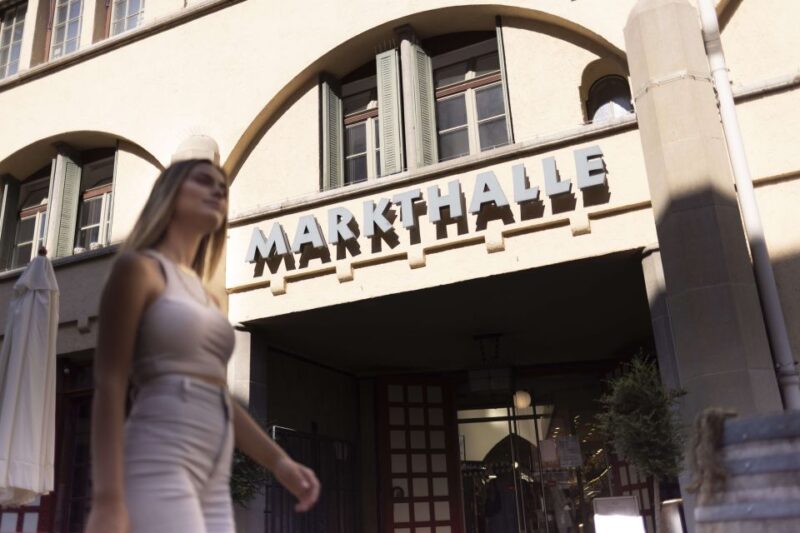 Stuttgart: Guided Tour of the Stuttgart Market Hall - The Meeting Point and Logistics