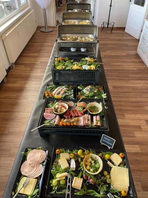 Stuttgart: Winterbrunch - What the Buffet Offers: Hot, Cold, Sweet, and Savory Options