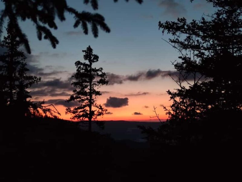 Sunset at the Monges lake and peaks - Discover the Sunset at the Monges Lake and Peaks Tour