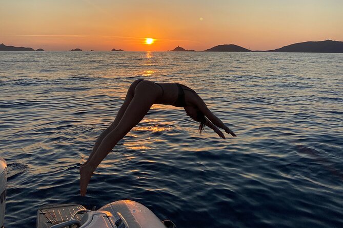 Sunset boat cruise with Aperitif at the Sanguinary Islands - Navigation and Group Size