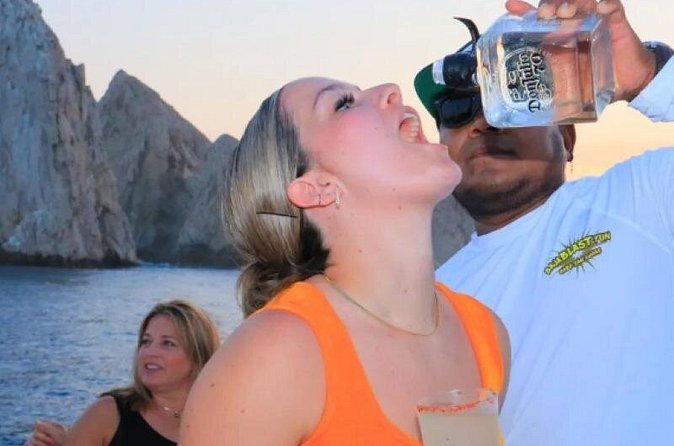 Sunset Boat Tour Includes Open Bar and Dinner - Who Will Enjoy This Tour Most?