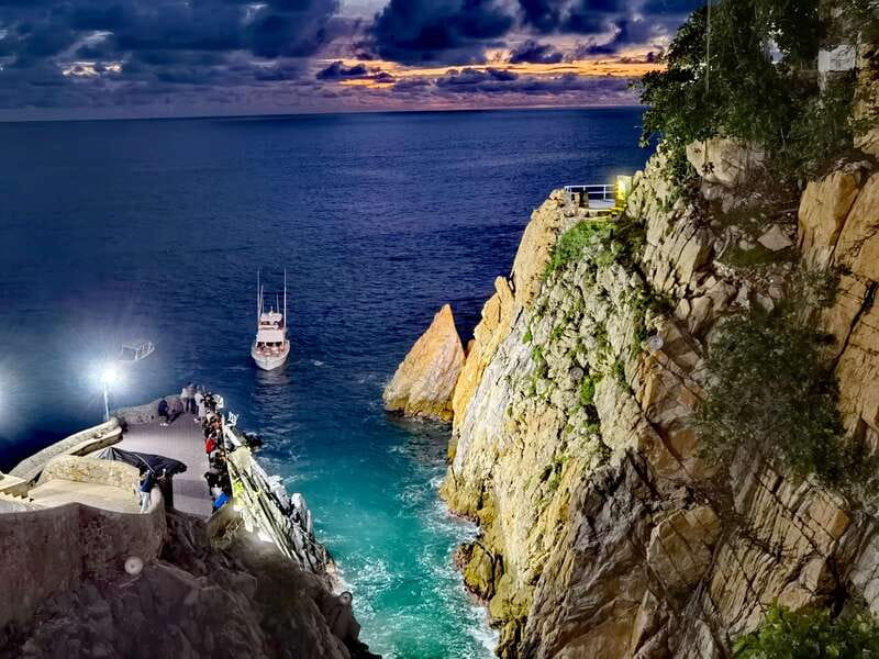 .Sunset High Cliff Divers Exhibition with Different Options, - Discover the World-Famous Cliff Diving Shows of La Quebrada in Acapulco