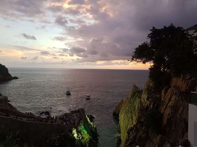 *Sunset High Diver Show 3Course Dinner 2 Drinks Diff Options - Two Exciting Cliff Diving Shows in a Prime Spot
