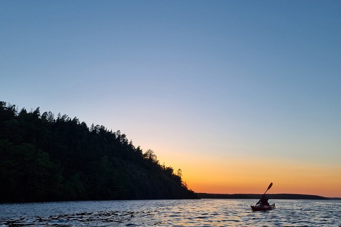 Sunset kayak tour with fika on Stockholms lakeside - Guided by Expert and Friendly Simas