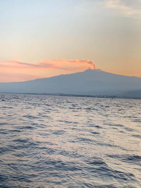 Sunset tour in search of dolphins with aperitif - Key Points