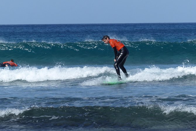 Surf class in Famara 9:15-12:00 or 11:45-14:30 (2h class) - Key Points
