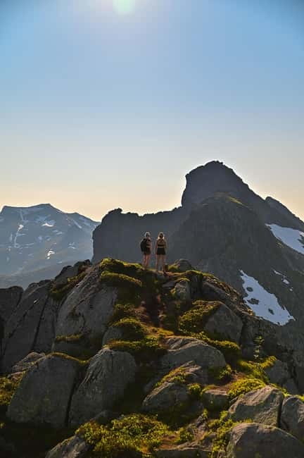 Svolvær: Guided Hike with Snacks - Exploring Iconic Peaks: Hoven, Kvittinden, and More