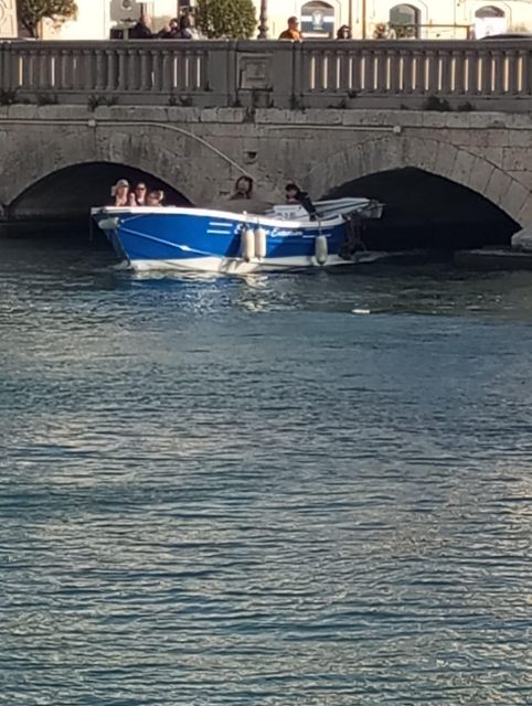 Syracuse: Boat tour Ortigia,seacaves,Swim stop explanation - Pass Under the Umberto I Bridge