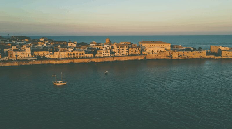 Syracuse: Boat tour with aperitif - Enjoying a Sicilian Platter and Prosecco on Deck