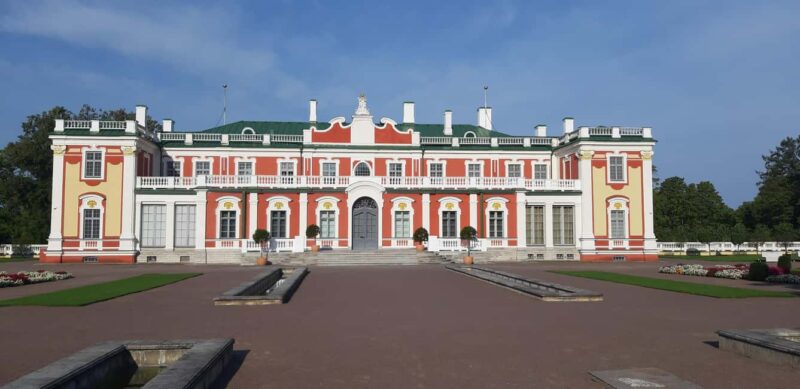 Tallinn: Combined Guided Highlights Tour in Wonderful City! - Discover Kadrioru Park and the Presidents Residence